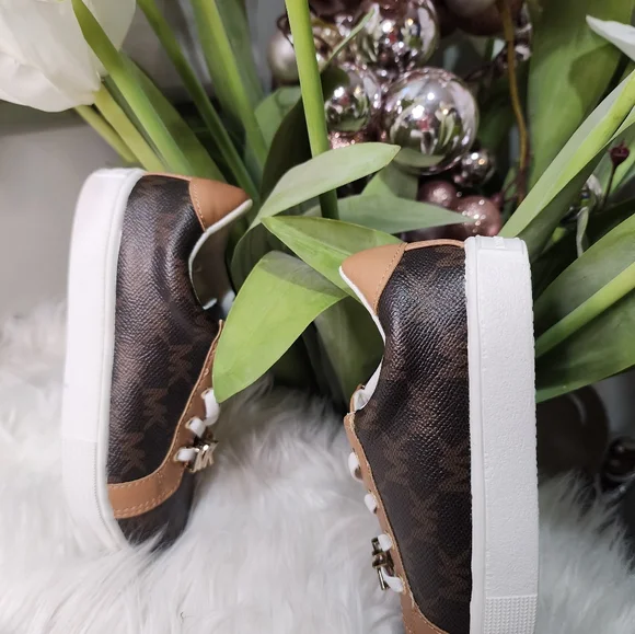 Michael Kors Big Girls Sneaker Size10